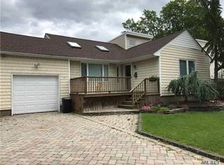 162 Lafayette St, Copiague, NY 11726