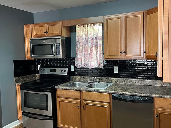 3rd image of 210 Shelterwood Cir