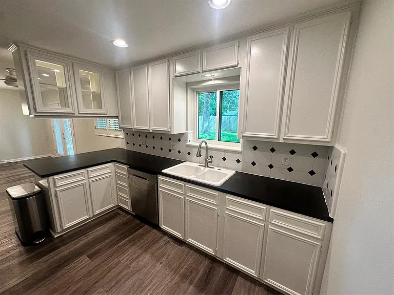 5515 Darnell St — Photo 24