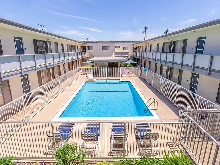 Ocean West Apartments — Photo 3