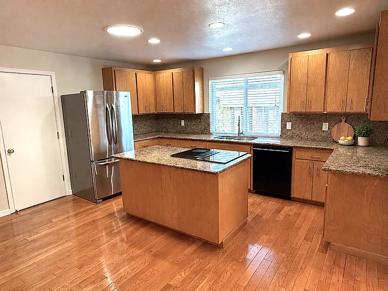 786 Eden Ave — Photo 5