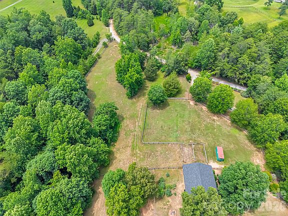 3rd image of 711 Meadow Crest Rd