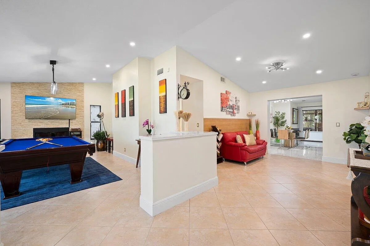 4 bed, 3.0 bath, 2478 sqft, $4,700 — Photo 2