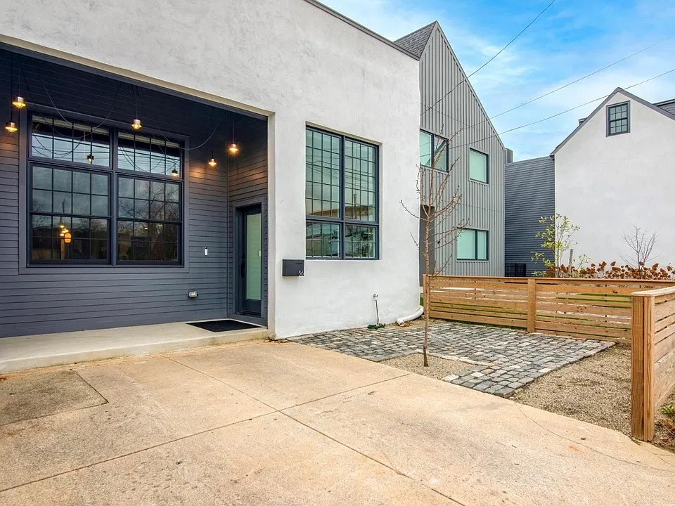 56 W Queen Ln
