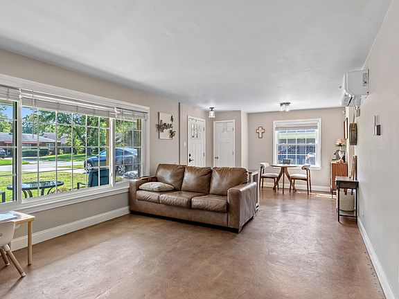 4th image of 1114 Southview Dr