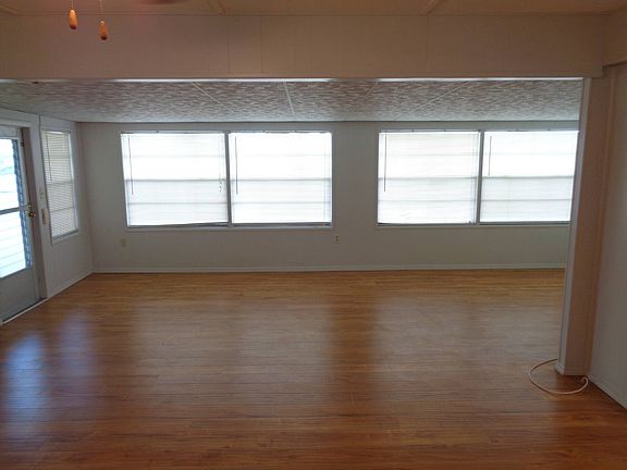 5th image of 70 Violet Ln #70
