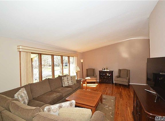 3rd image of 31 Bruce Ln