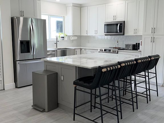 2nd image of 460 SW 55th Avenue
