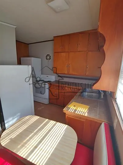 215 E Belleville St — Photo 5