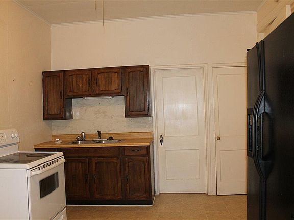 3rd image of 10 Lincoln Way E