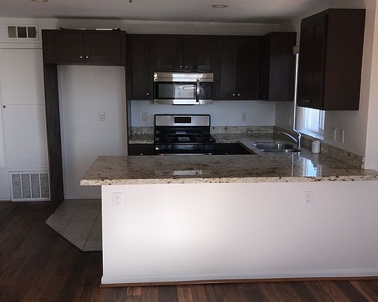 4th image of 14535 Archwood St #202