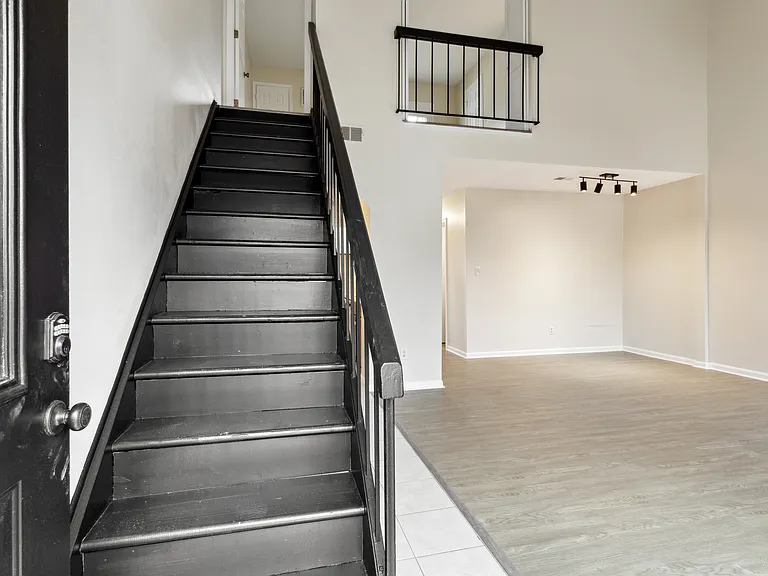803 Chalk Ct — Photo 3