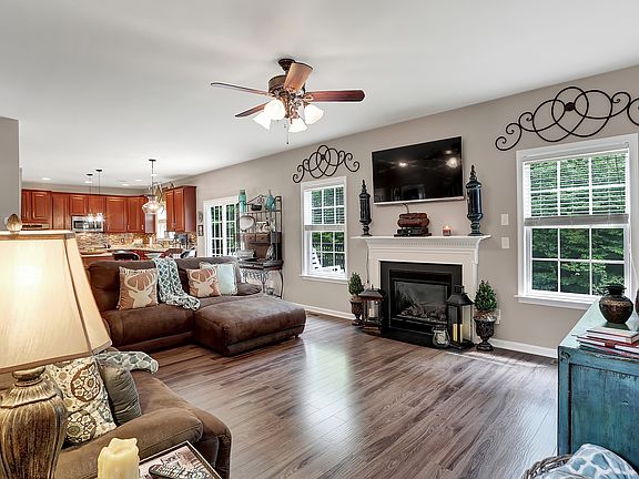 3rd image of 23 Towering Oaks Dr