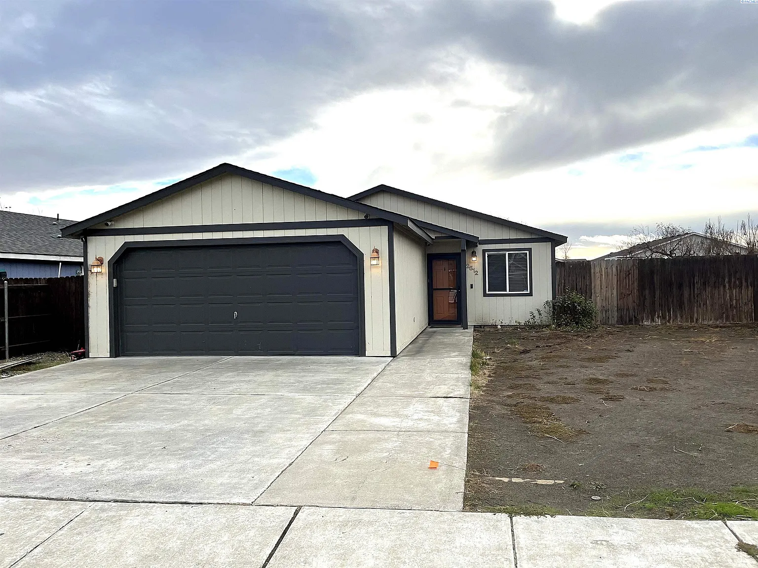 2512 E Adelia St photo 1