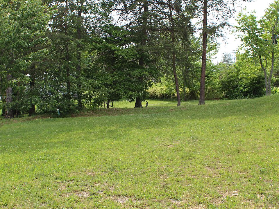 2nd image of The Gardens Dr