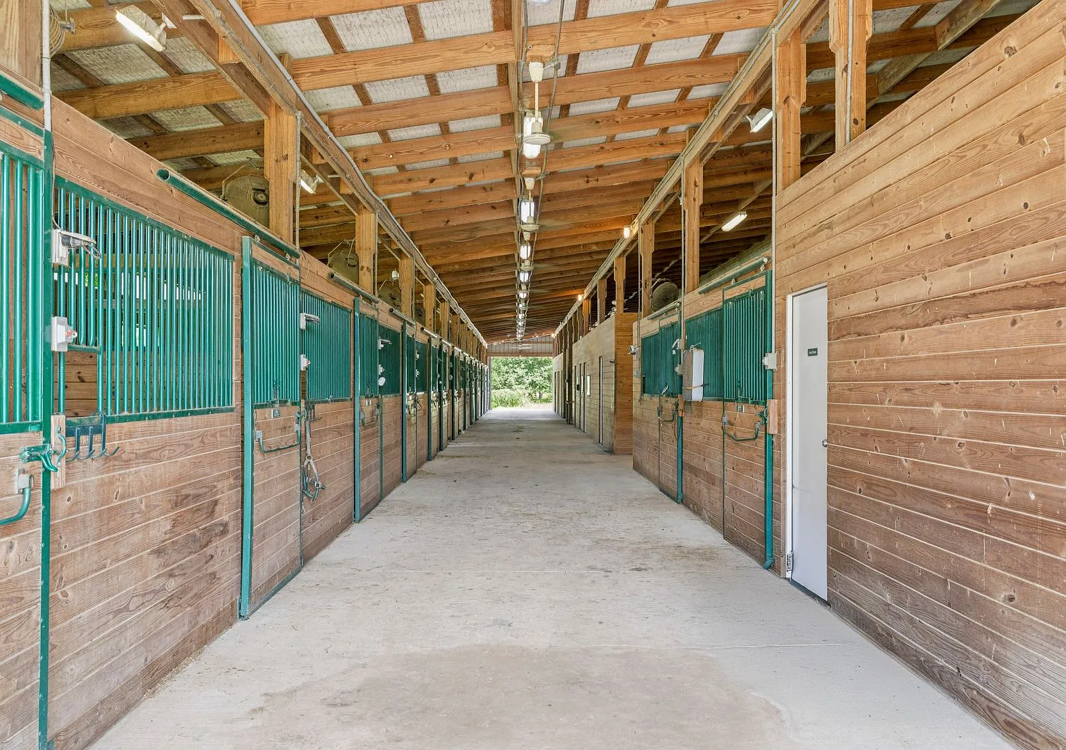 21-acre equestrian facility - Just 20 miles from DC! — Photo 4
