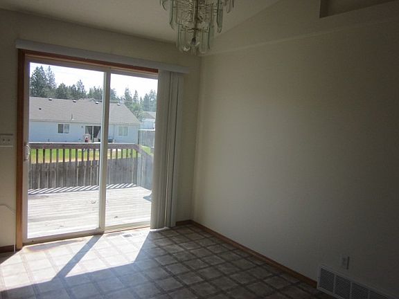 2nd image of 3215 Meadow Glen Ln