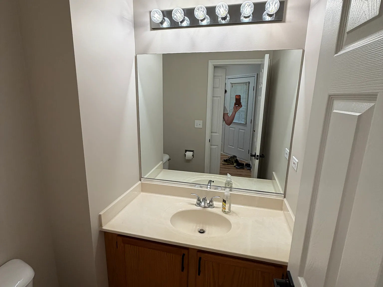 2 bed, 2.5 bath, 1300 sqft, $2,100 — Photo 2