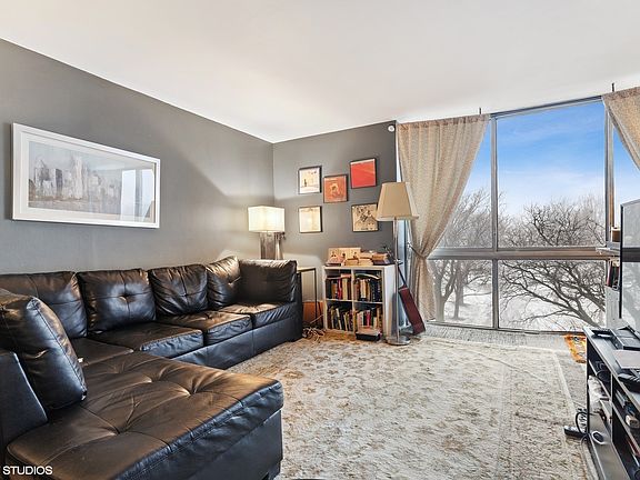 3rd image of 1555 N Dearborn Pkwy APT 4D