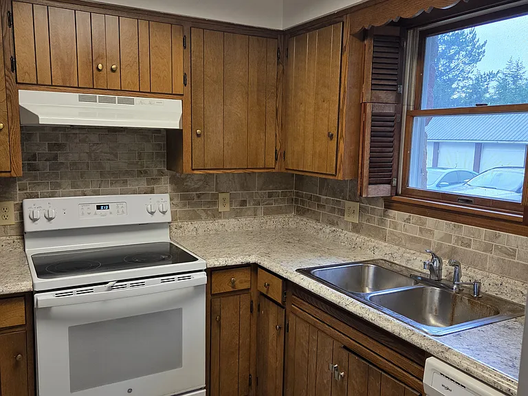 131 Gilgen Ave NW — Photo 3