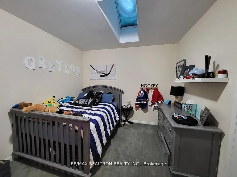 36 Julia Cres — Photo 5
