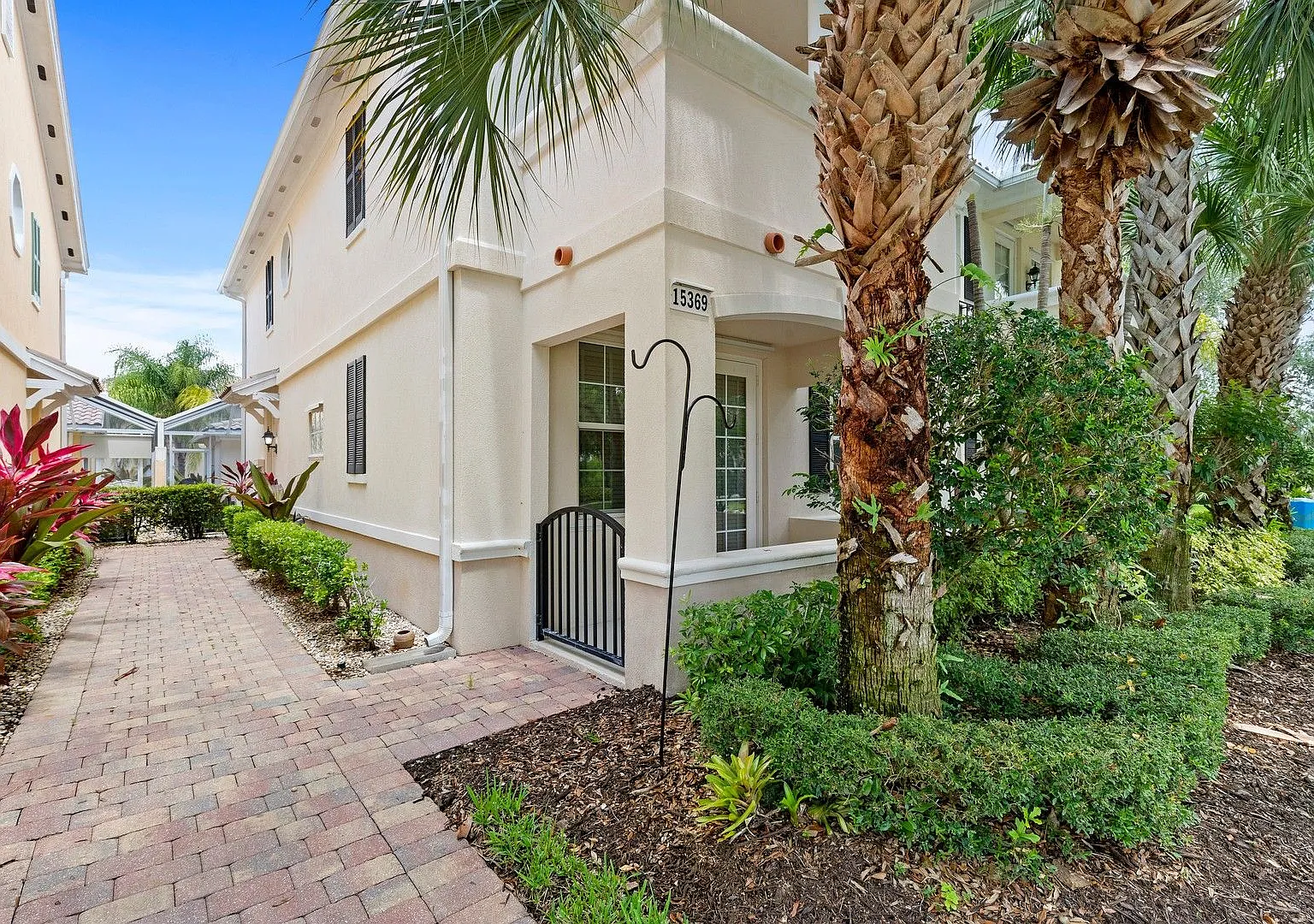 Beautiful Furnished 3/3 Cayman Town Home Available Now! — Photo 1