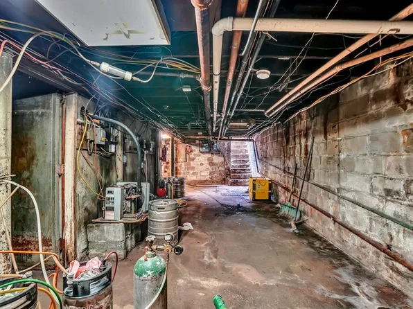 699 Elm Street image 11 of 39