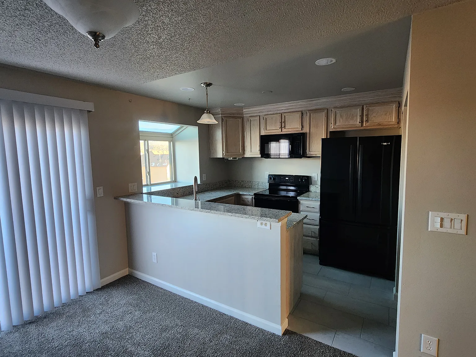 3 bed, 1600 sqft, $2,350 — Photo 4