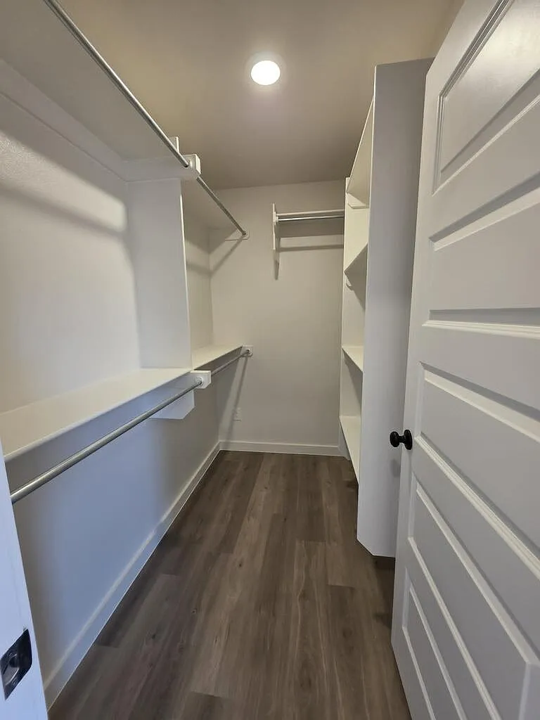 3 bed, 2.0 bath, 1377 sqft, $2,400 — Photo 4