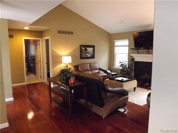 5th image of 561 Highland Dr