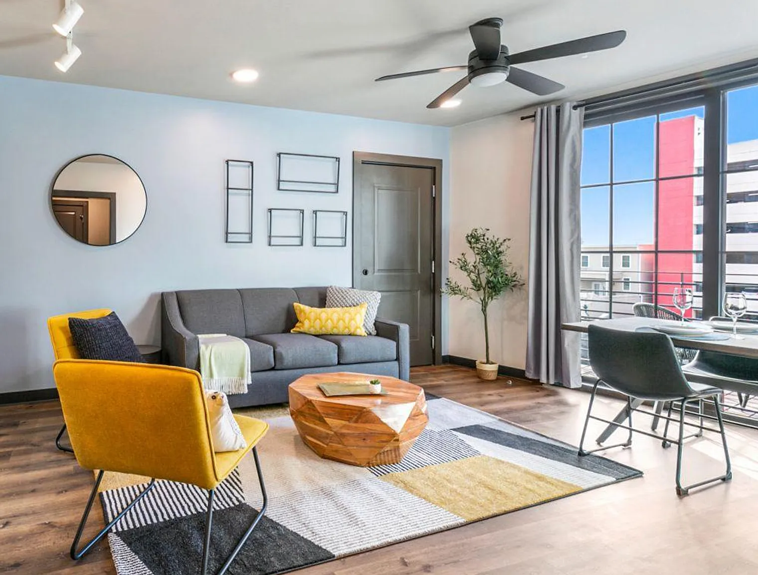 2 bed, 1.0 bath, 904 sqft, $7,378 — Photo 2