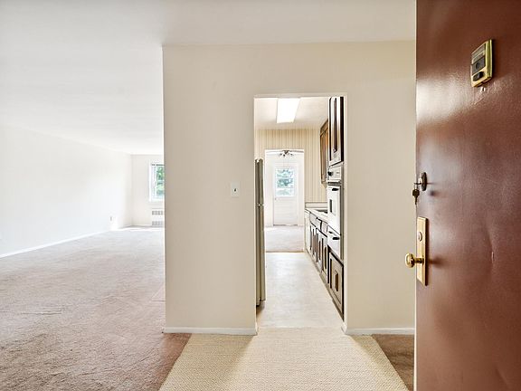 4th image of 32 Pearsall Ave APT 4D