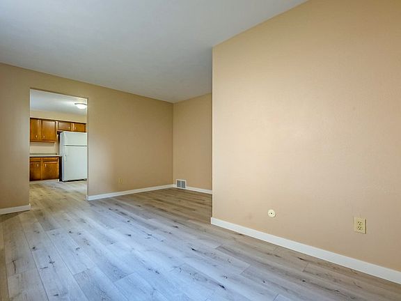 3rd image of 1103 E Samuel Ave