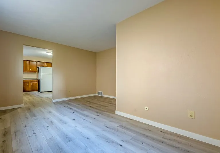 1103 E Samuel Ave — Photo 3