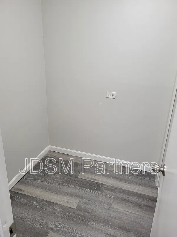 1 bed, 1.0 bath, 750 sqft, $925 — Photo 2