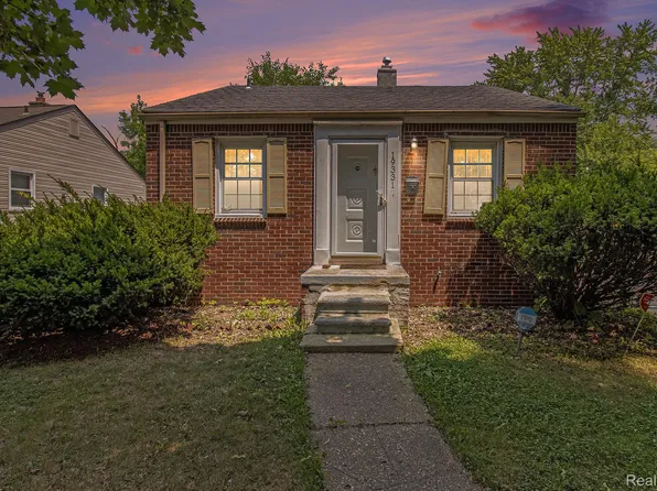 19331 Kingsville St, Harper Woods, MI 48225