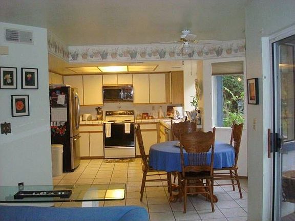 Kitchen & Breakfast Area
