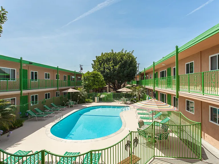 Flamingo Apartments — Photo 10