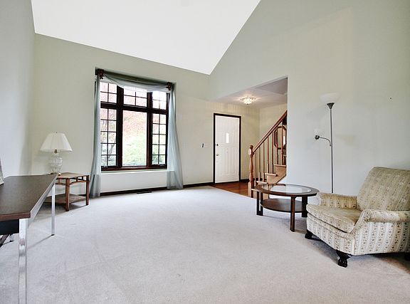 5th image of 658 Lincoln Ave
