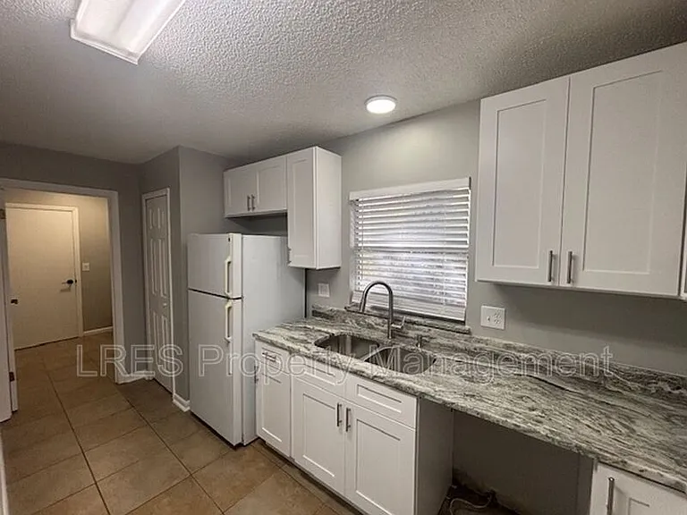 1004 Stout Ct — Photo 16
