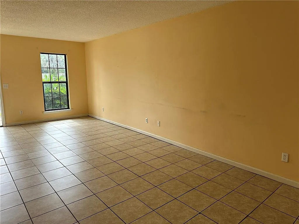 2 bed, 1.0 bath, 970 sqft, $875 — Photo 2