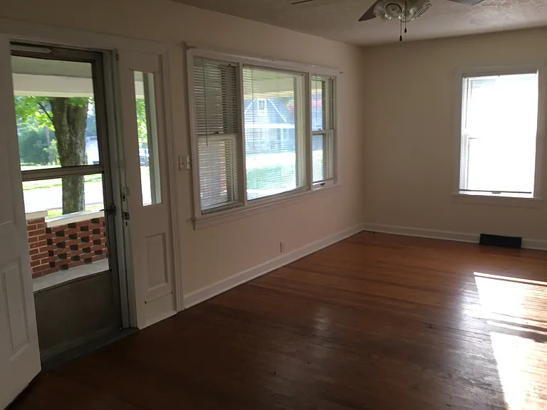 410 E Main St — Photo 4