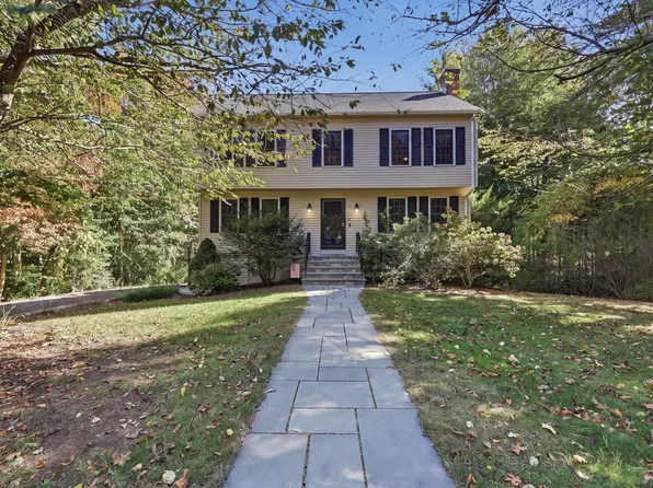 26 Hooksett Cir, Medway, MA 02053
