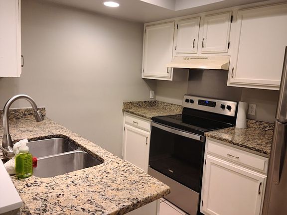 3rd image of 900 SW 62nd Blvd APT B8