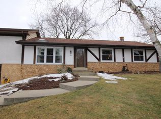 217 Chestnut Ridge Dr, Hartland, WI 53029