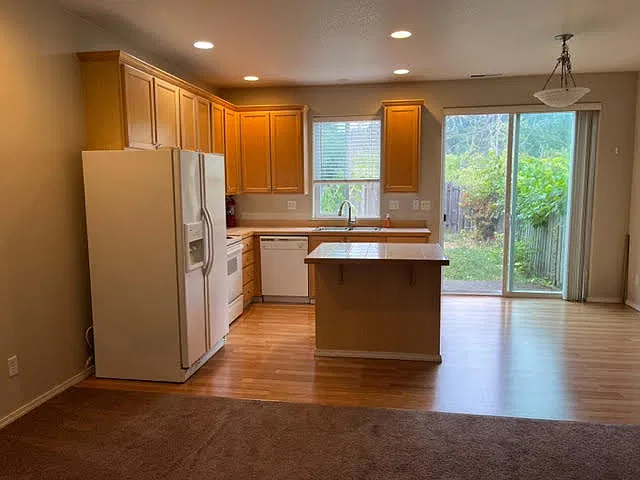 3 bed, 2.5 bath, 1396 sqft, $2,380 — Photo 4