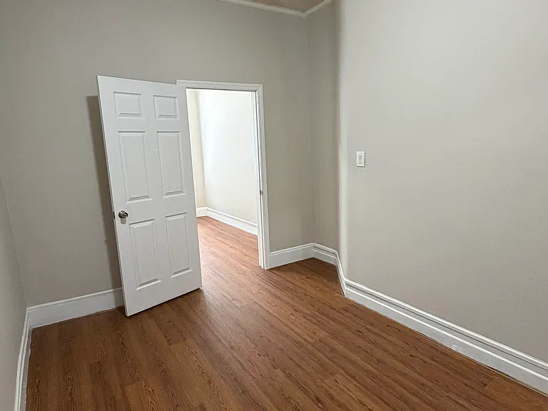 100 Kingsland Ave #1R — Photo 3