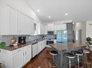 9047 Meadow View Dr, Shawnee, KS 66227