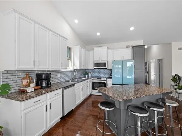 9047 Meadow View Dr, Shawnee, KS 66227