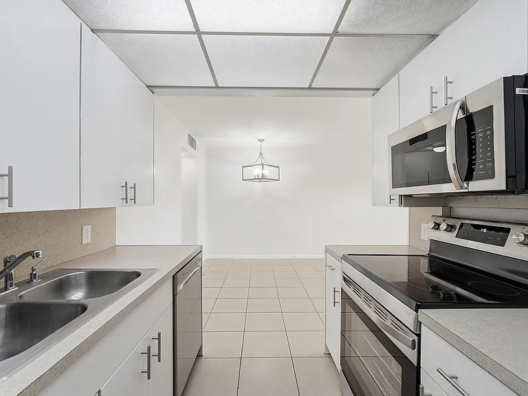 2401 Antigua Cir #J3 — Photo 7